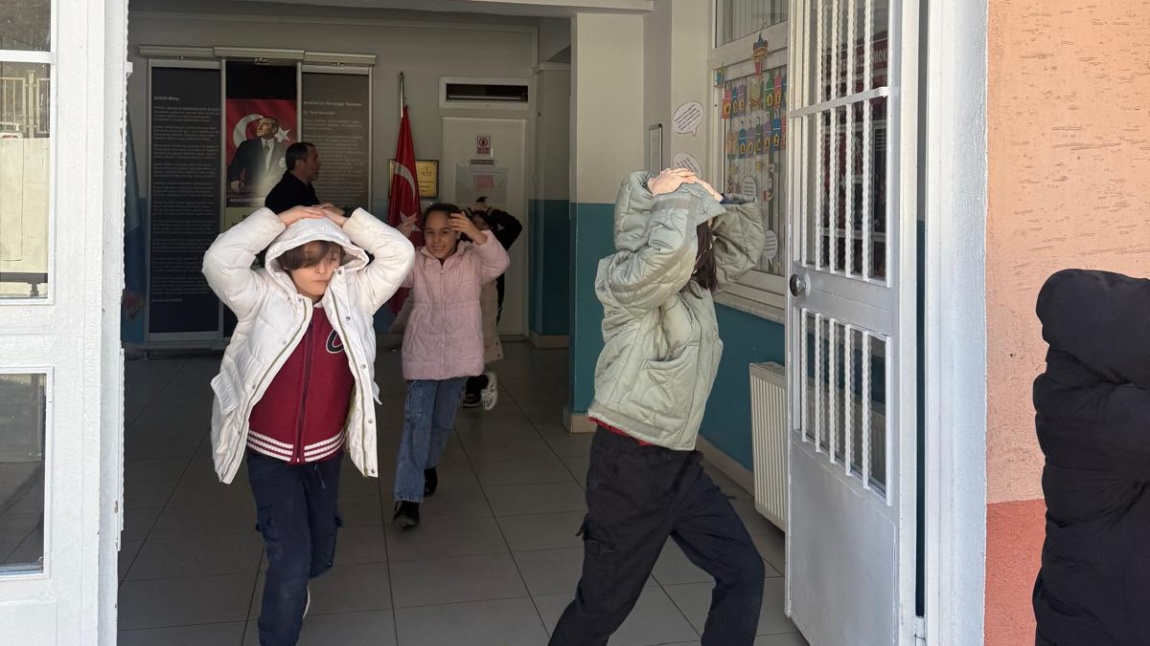 Afete Hazırlık Eğitimleri Kapsamında Okulumuzda Deprem Tatbikatı Gerçekleştirildi.